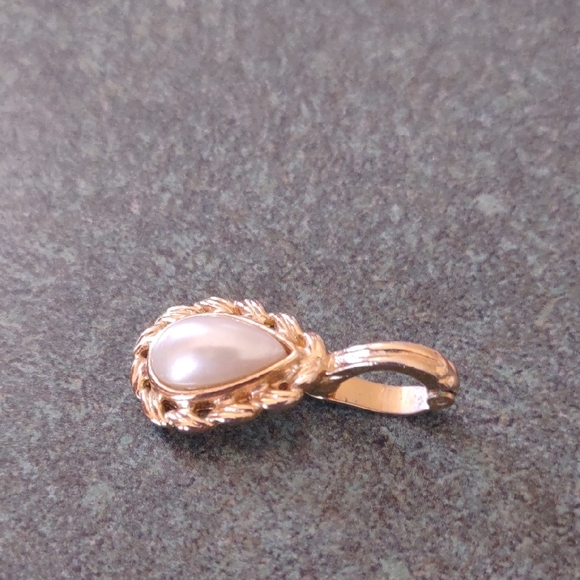 Vintage ROMAN signed Gold Tone Faux Pearl Teardrop Pendant - Picture 2 of 6